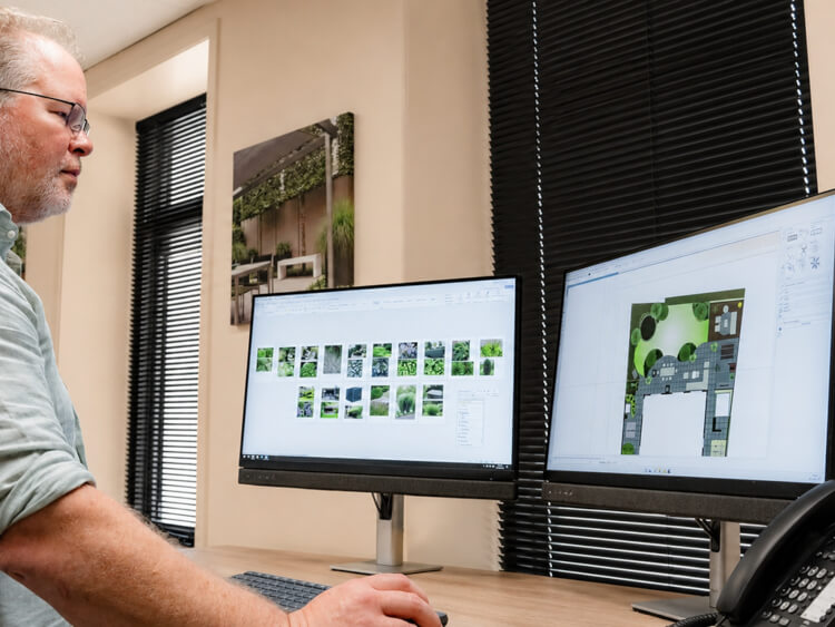 Tuinontwerper van Van Jaarsveld Tuinen is bezig met het ontwerpen van een luxe tuin